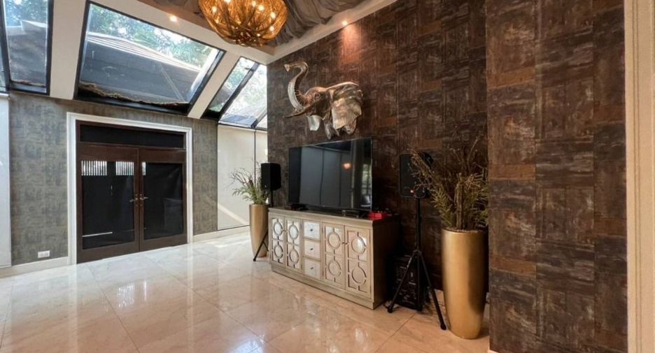 For rent 6 bedrooms house in Watthana, Bangkok