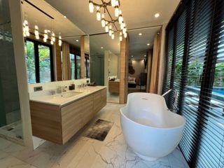 For rent 6 bedrooms house in Watthana, Bangkok