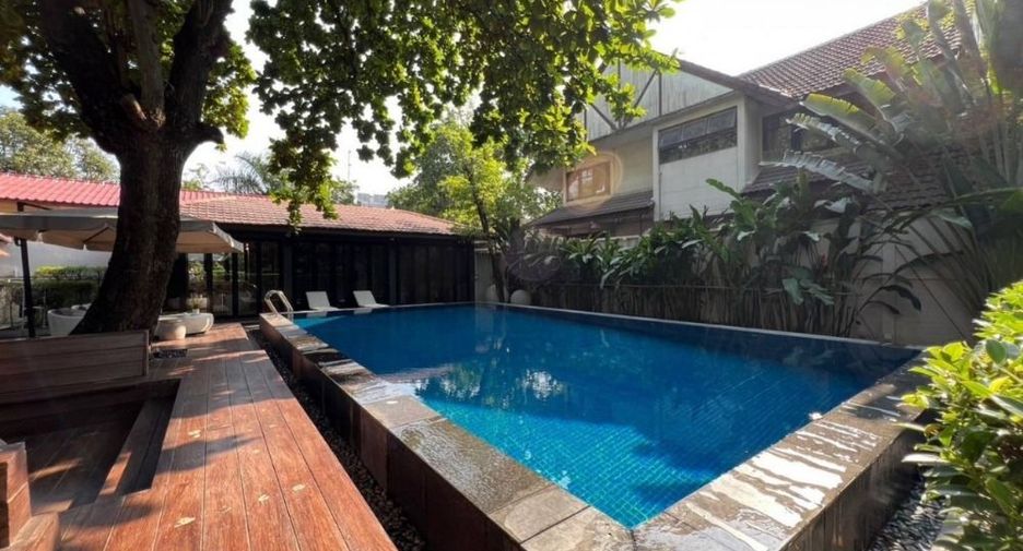 For rent 6 bedrooms house in Watthana, Bangkok