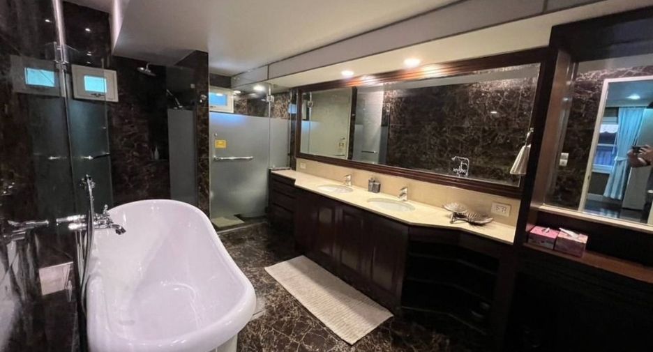 For rent 6 bedrooms house in Watthana, Bangkok