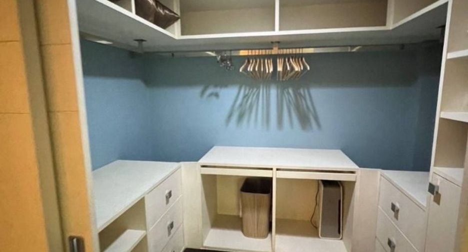 For rent 6 bedrooms house in Watthana, Bangkok