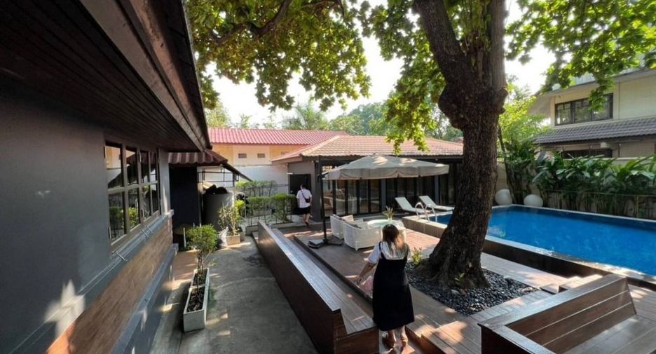 For rent 6 bedrooms house in Watthana, Bangkok