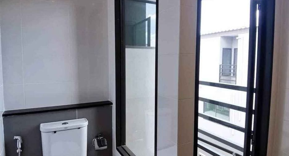 Casa adosada en alquiler de 3 habitaciones en Khan Na Yao, Bangkok
