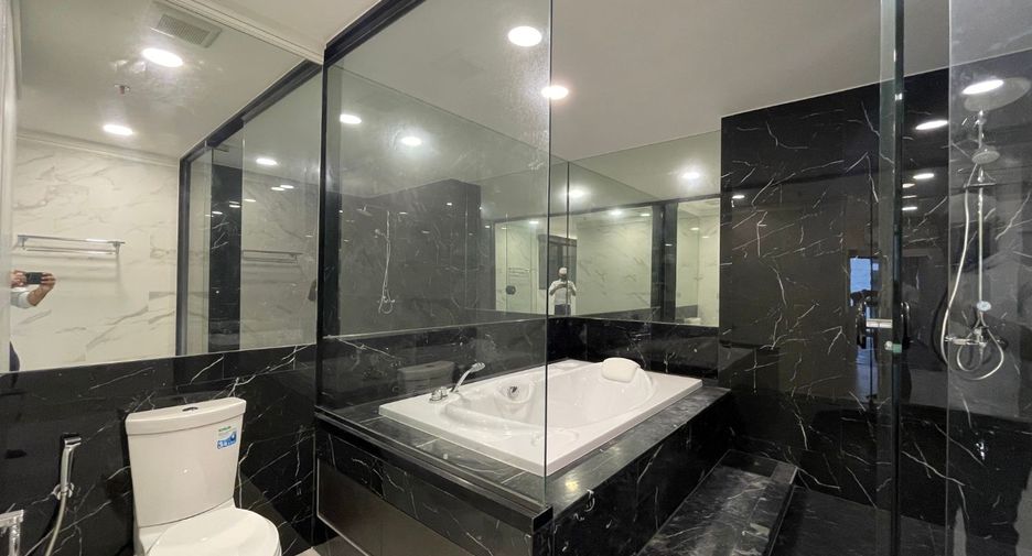 For rent 3 bedrooms condo in Pathum Wan, Bangkok
