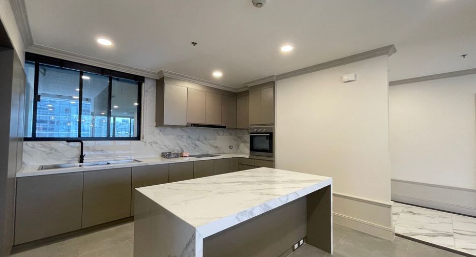 For rent 3 bedrooms condo in Pathum Wan, Bangkok