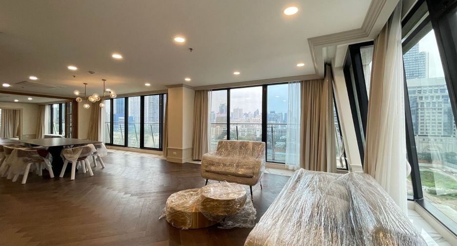 For rent 3 bedrooms condo in Pathum Wan, Bangkok