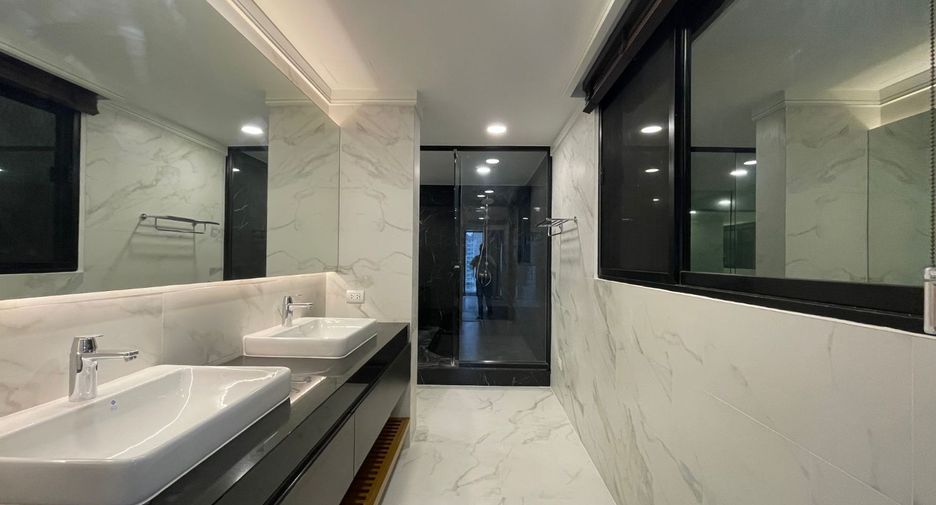For rent 3 bedrooms condo in Pathum Wan, Bangkok