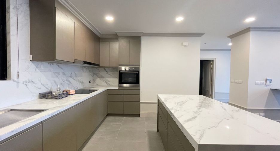 For rent 3 bedrooms condo in Pathum Wan, Bangkok