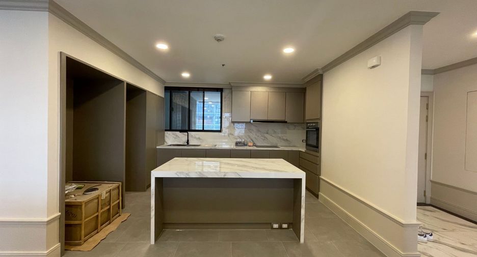 For rent 3 bedrooms condo in Pathum Wan, Bangkok
