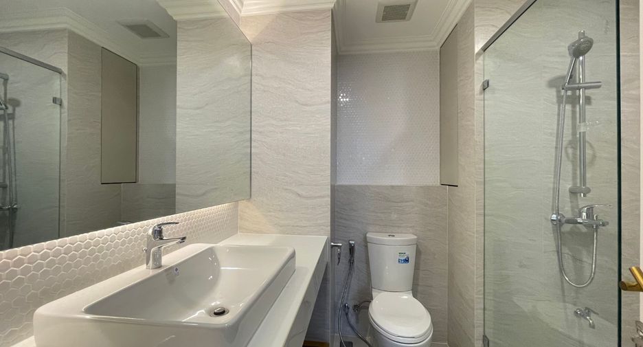 For rent 3 bedrooms condo in Pathum Wan, Bangkok