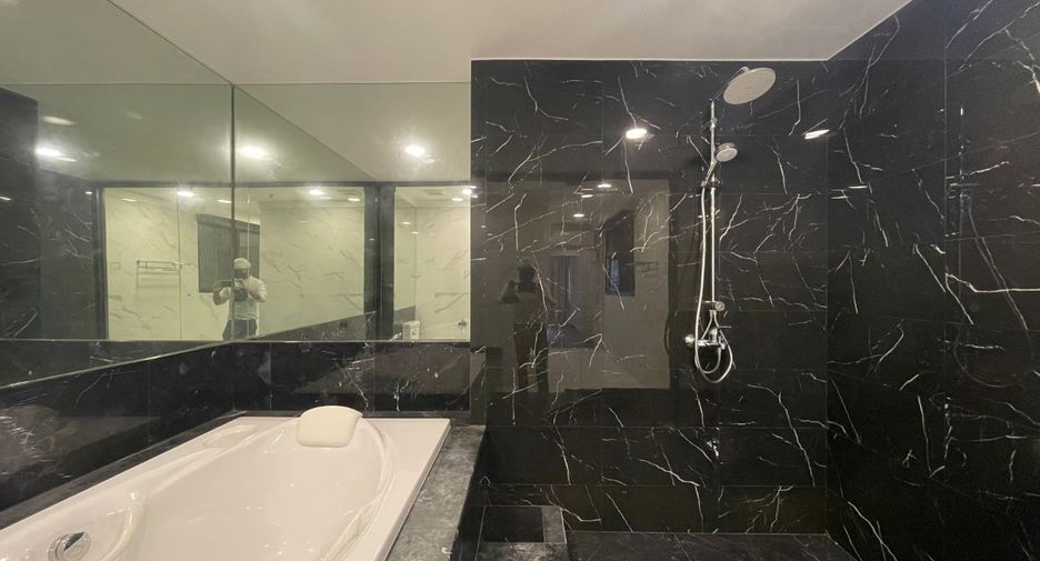 For rent 3 bedrooms condo in Pathum Wan, Bangkok