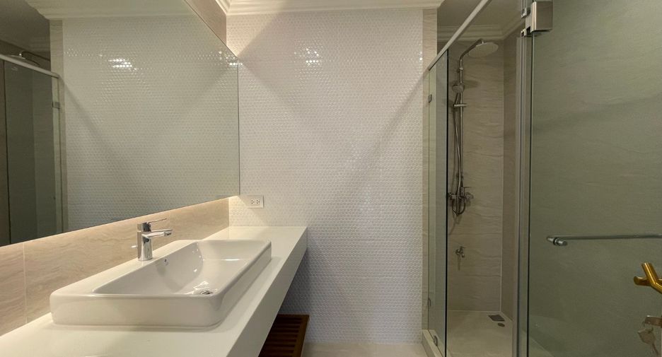 For rent 3 bedrooms condo in Pathum Wan, Bangkok