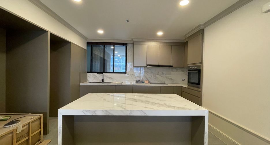 For rent 3 bedrooms condo in Pathum Wan, Bangkok