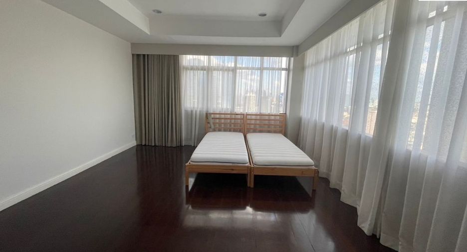 For rent 4 bedrooms condo in Sathon, Bangkok