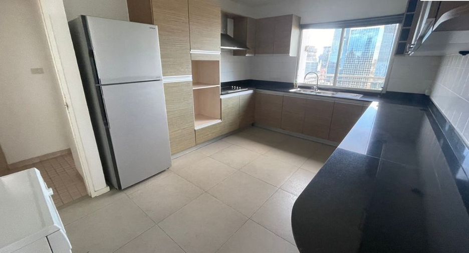 For rent 4 bedrooms condo in Sathon, Bangkok