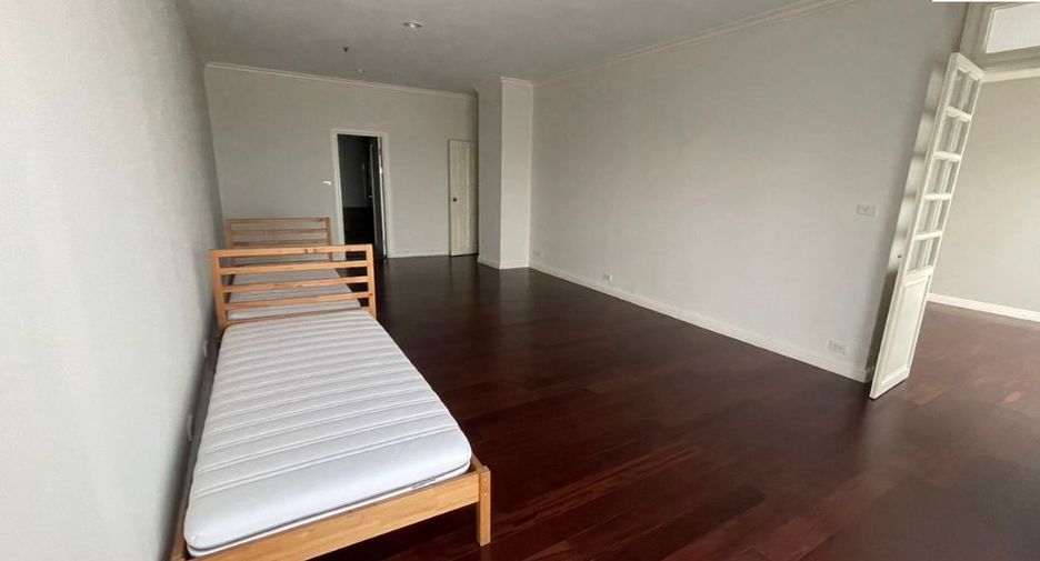 For rent 4 bedrooms condo in Sathon, Bangkok