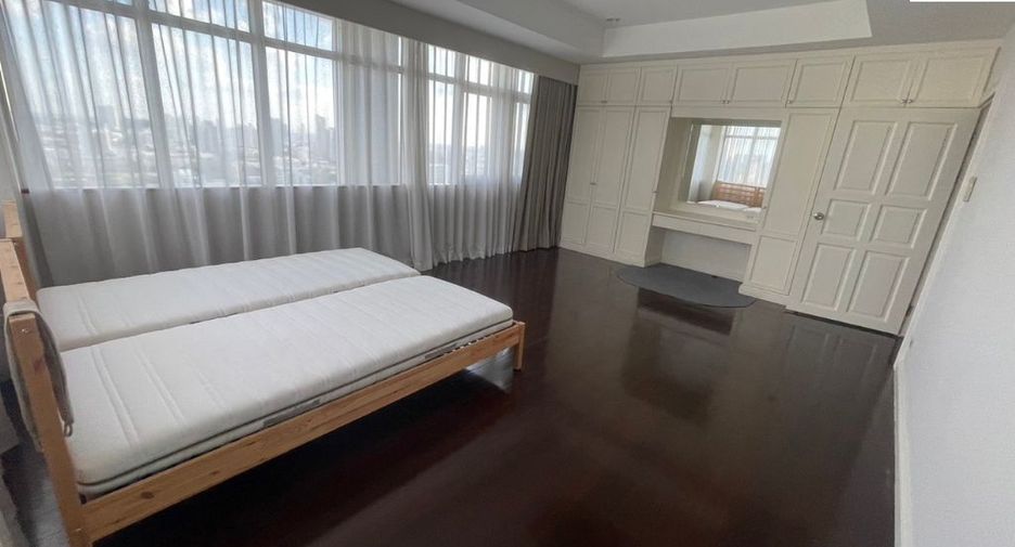 For rent 4 bedrooms condo in Sathon, Bangkok