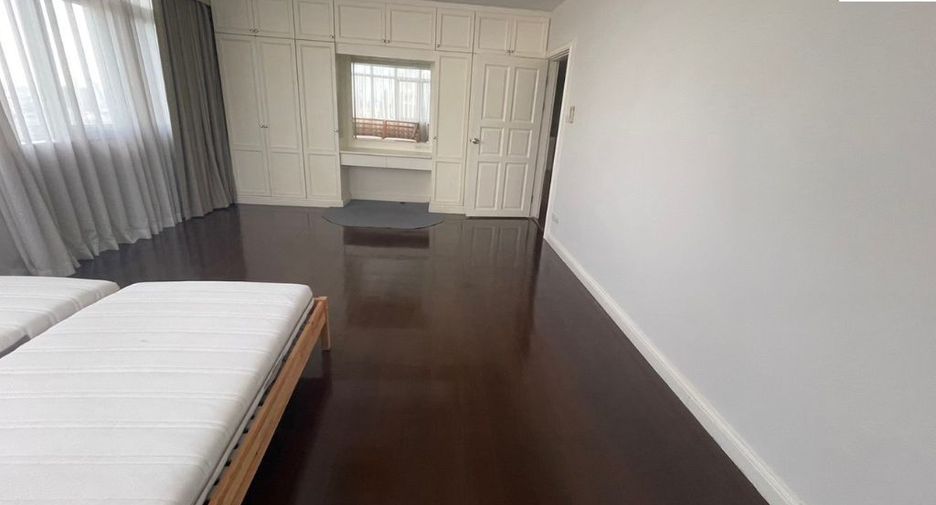 For rent 4 bedrooms condo in Sathon, Bangkok