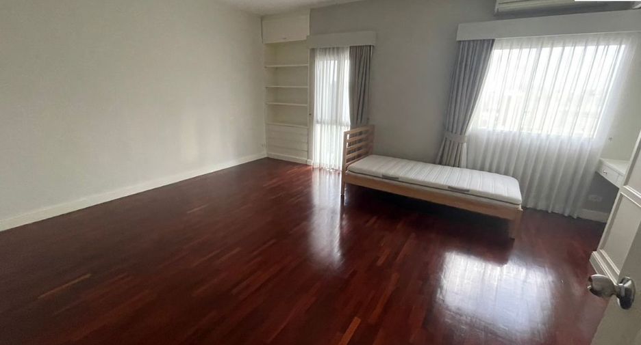 For rent 4 bedrooms condo in Sathon, Bangkok