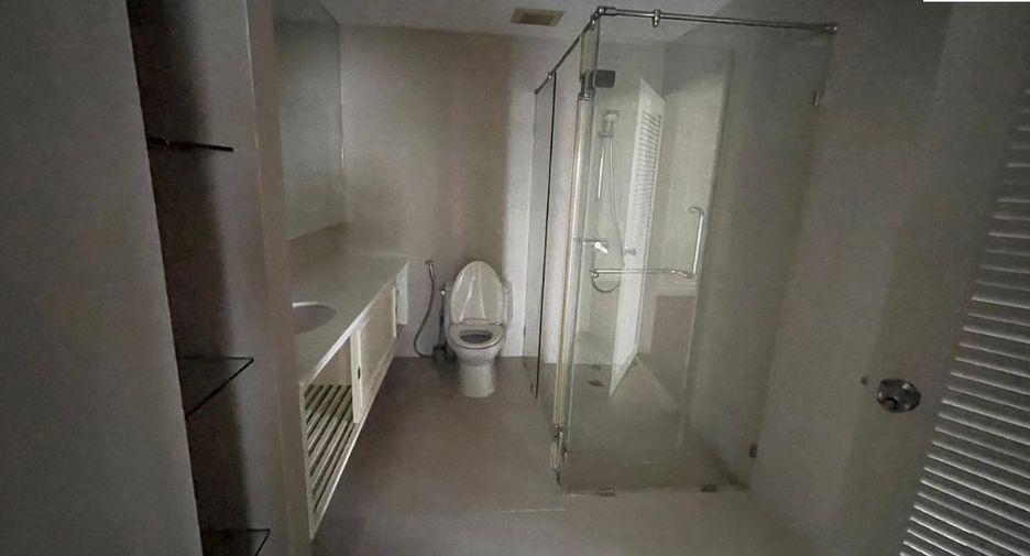 For rent 4 bedrooms condo in Sathon, Bangkok