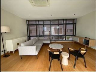 Casa en alquiler de 5 habitaciones en Huai Khwang, Bangkok