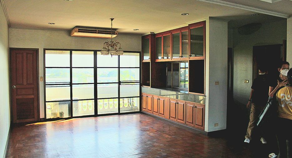 For rent 12 bed retail Space in Khan Na Yao, Bangkok