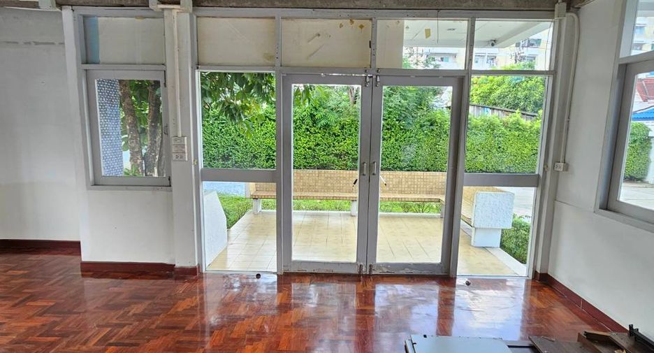For rent 5 bed house in Lat Phrao, Bangkok