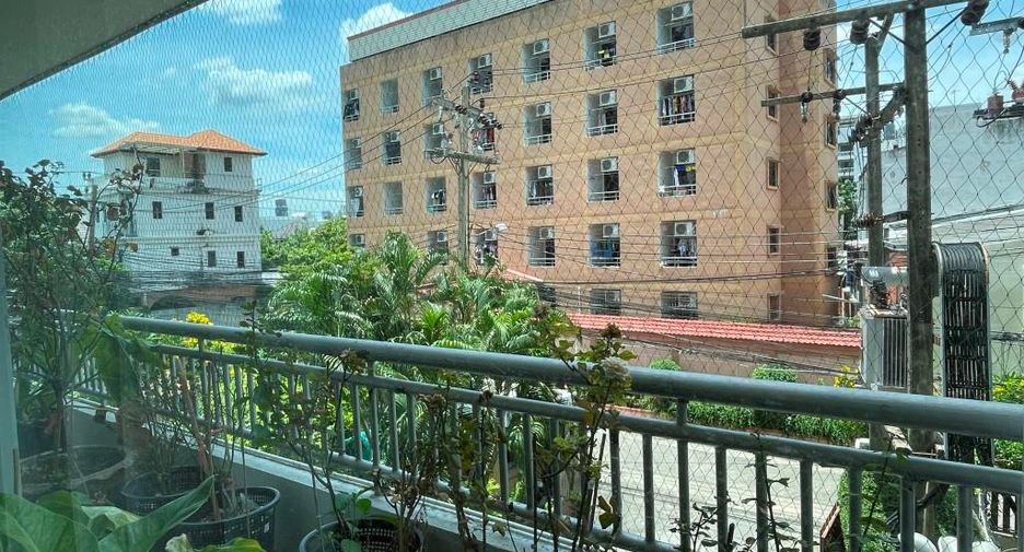For rent 2 bedrooms condo in Watthana, Bangkok