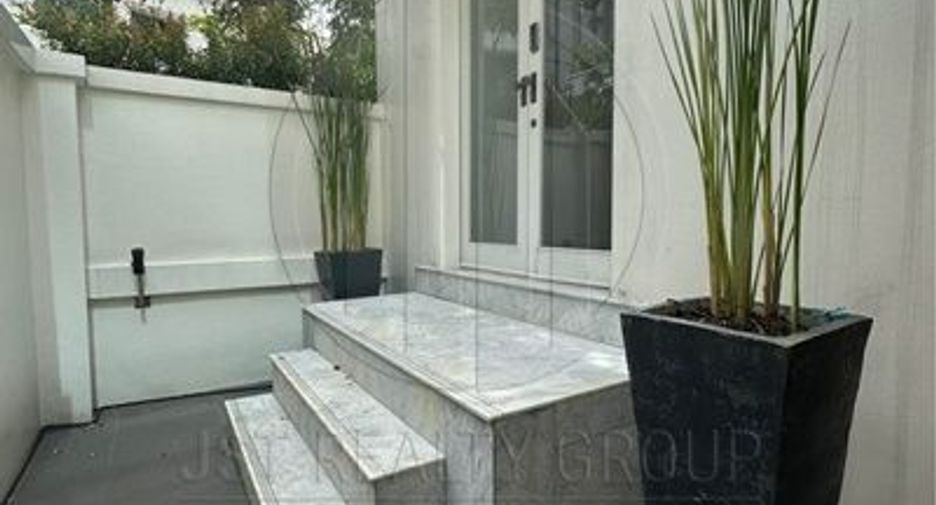 For sale 3 bedrooms townhouse in Khlong Toei, Bangkok