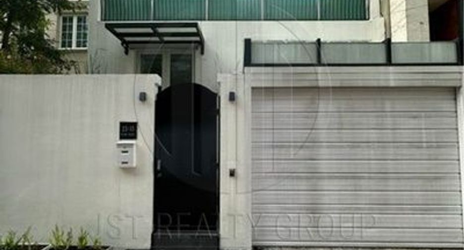 For sale 3 bedrooms townhouse in Khlong Toei, Bangkok