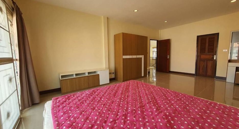 For sale 4 bedrooms house in Sattahip, Chonburi