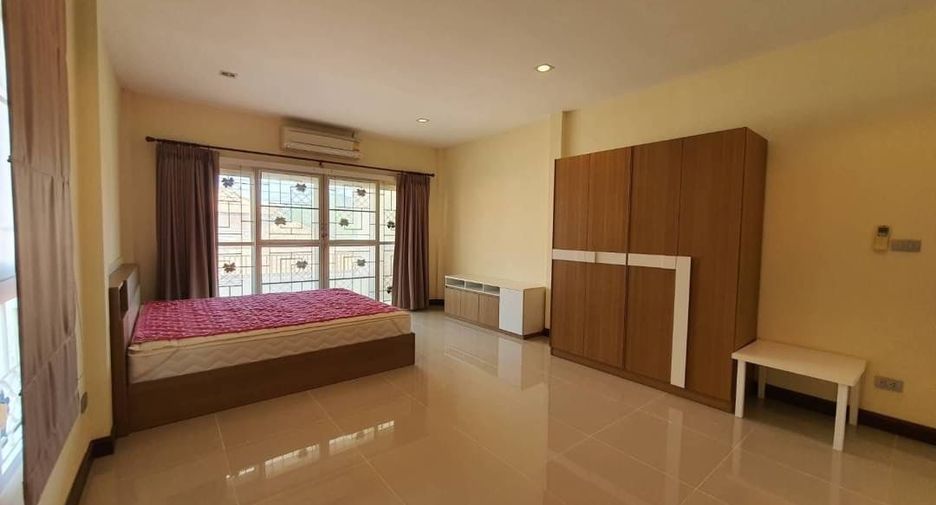 For sale 4 bedrooms house in Sattahip, Chonburi