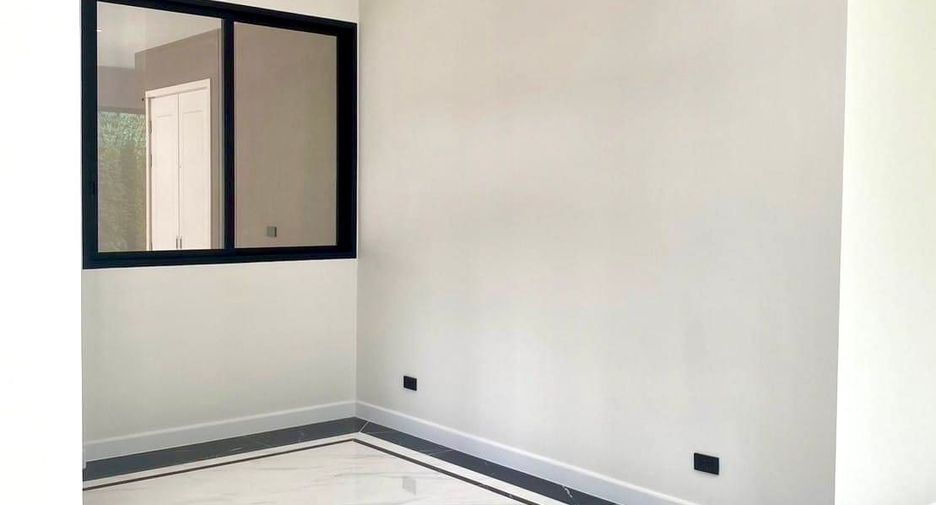 For sale 5 bedrooms house in Saphan Sung, Bangkok