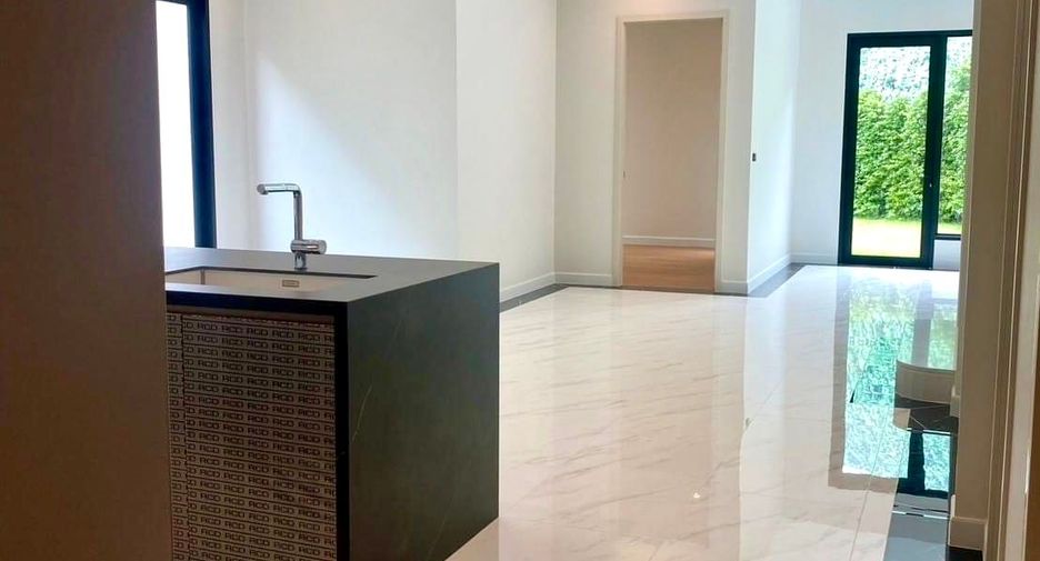 For sale 5 bedrooms house in Saphan Sung, Bangkok