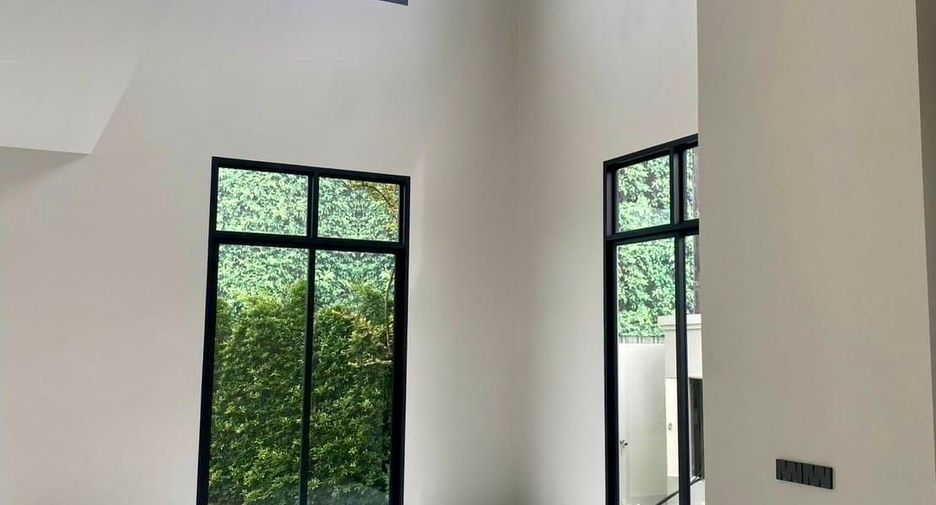 For sale 5 bedrooms house in Saphan Sung, Bangkok