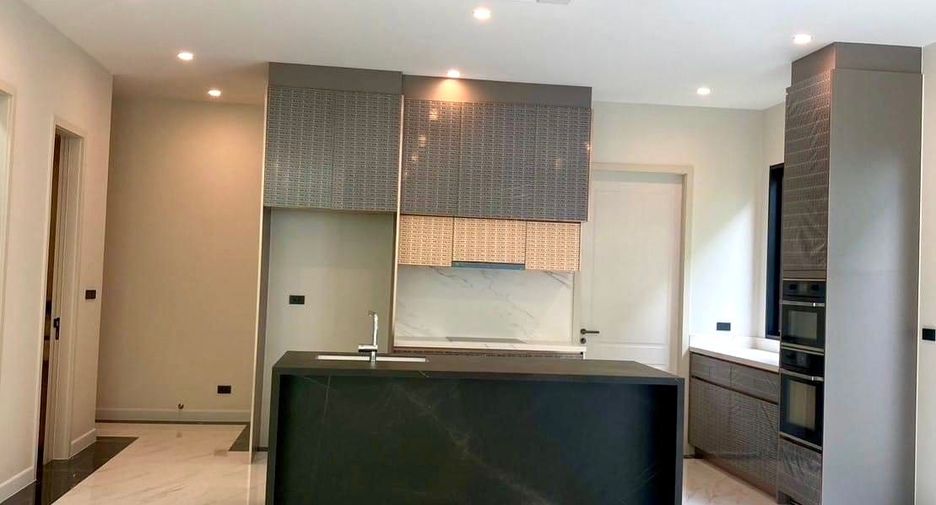 For sale 5 bedrooms house in Saphan Sung, Bangkok