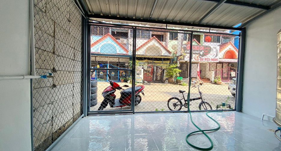 For rent 3 bed retail Space in Khlong Sam Wa, Bangkok