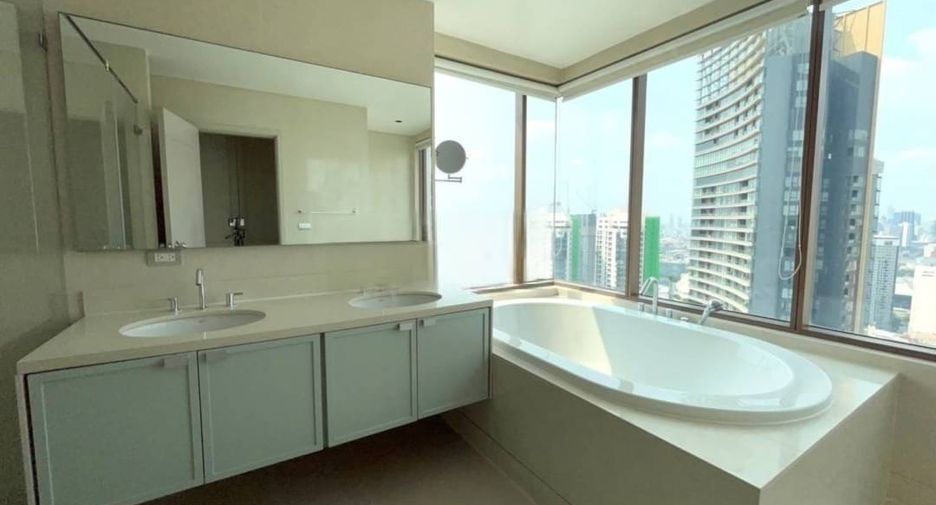 À louer 3 chambres condo à Khlong Toei, Bangkok