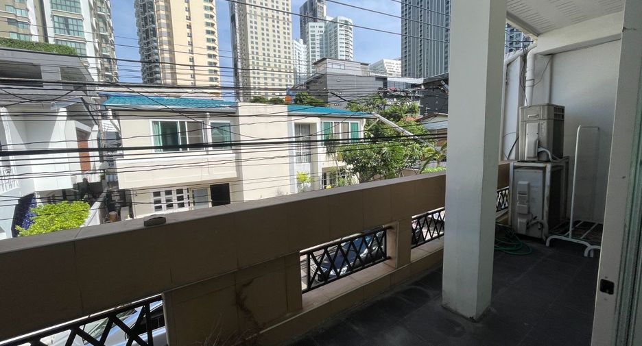 À louer 3 chambres maison de ville à Khlong Toei, Bangkok