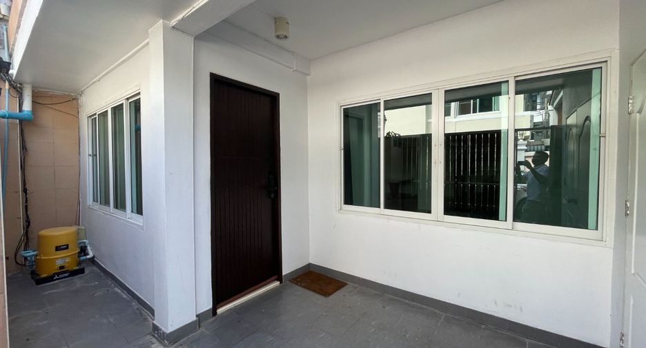 À louer 3 chambres maison de ville à Khlong Toei, Bangkok