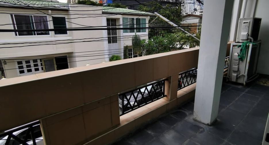 À louer 3 chambres maison de ville à Khlong Toei, Bangkok