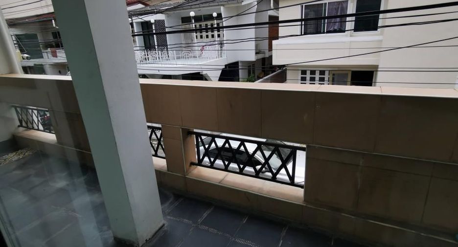 À louer 3 chambres maison de ville à Khlong Toei, Bangkok
