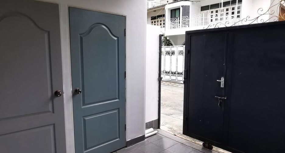 À louer 3 chambres maison de ville à Khlong Toei, Bangkok