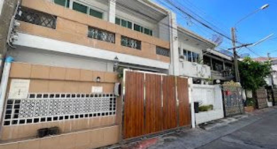 À louer 3 chambres maison de ville à Khlong Toei, Bangkok