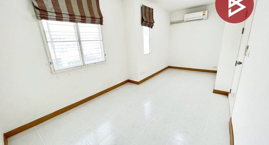 For sale 3 bed townhouse in Phatthana Nikhom, Lopburi
