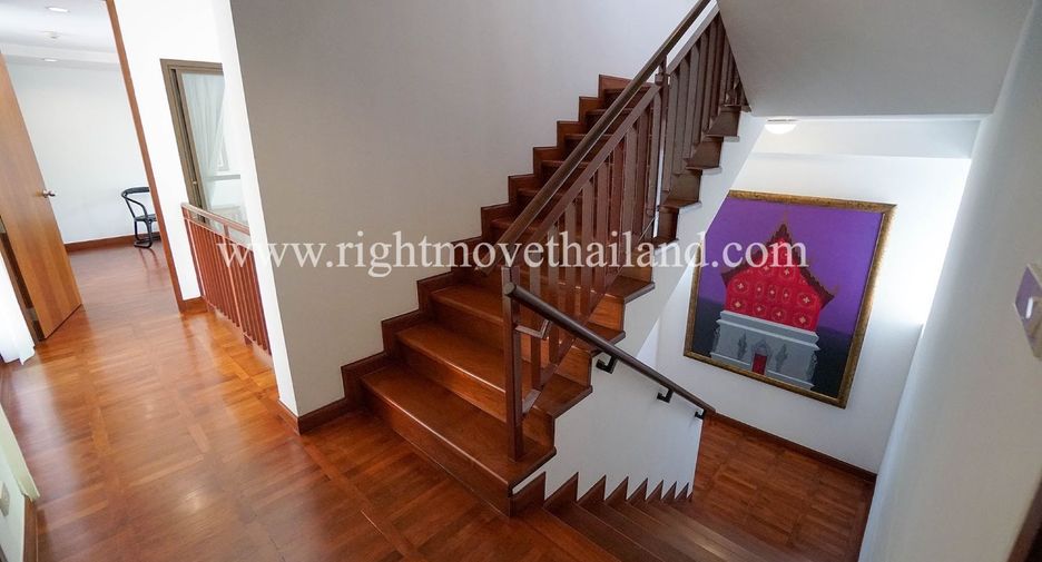 For rent 3 bedrooms townhouse in Khlong Toei, Bangkok