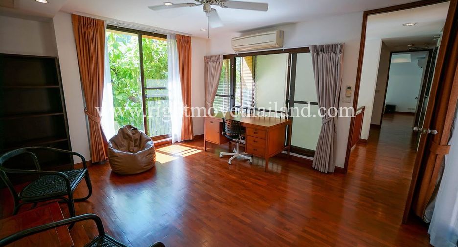 For rent 3 bedrooms townhouse in Khlong Toei, Bangkok