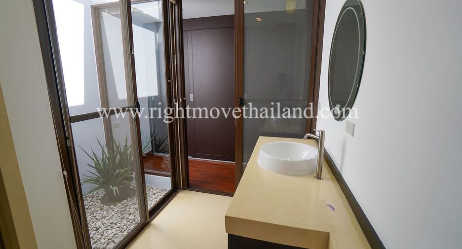 For rent 3 bedrooms townhouse in Khlong Toei, Bangkok
