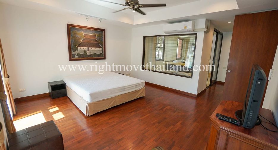 For rent 3 bedrooms townhouse in Khlong Toei, Bangkok