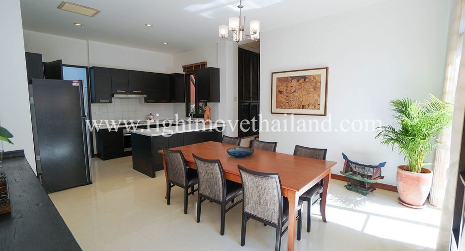 For rent 3 bedrooms townhouse in Khlong Toei, Bangkok